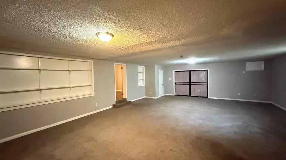 Living - 339 Shofner Ave, Memphis, TN 38109 photo 3 of 4