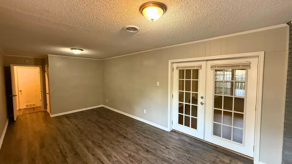 Living - 339 Shofner Ave, Memphis, TN 38109 photo 4 of 4