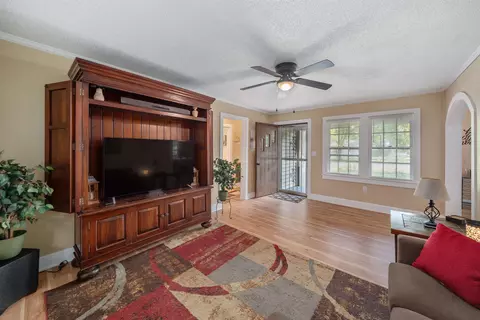 Living - 870 E Main St, Savannah, TN 38372 photo 1 of 1