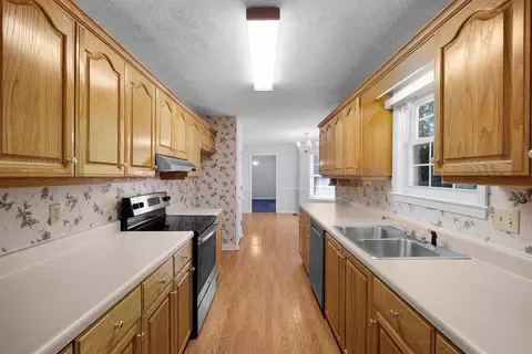 Kitchen - 56 Braddock Pl, Jackson, TN 38305 photo 2 of 2