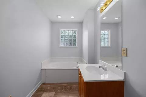 Bath - 56 Braddock Pl, Jackson, TN 38305 photo 2 of 3