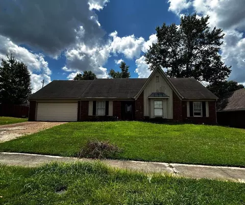 7421 Richmond Rd, Memphis, TN 38125