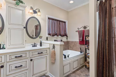 Bath - 27 Bynum Dr, Corinth, MS 38834 photo 2 of 3