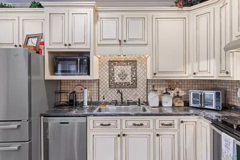 Kitchen - 27 Bynum Dr, Corinth, MS 38834 photo 4 of 4