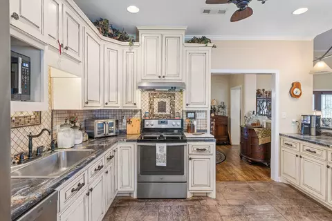 Kitchen - 27 Bynum Dr, Corinth, MS 38834 photo 2 of 4
