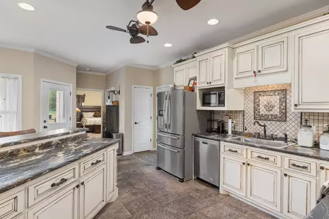 Kitchen - 27 Bynum Dr, Corinth, MS 38834 photo 3 of 4