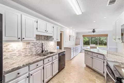 7145 Shady Oaks Dr, Bartlett, TN 38133