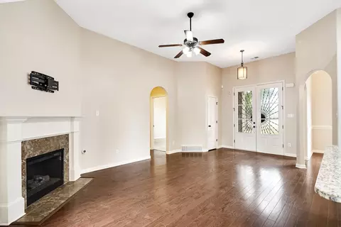 Living - 379 Shelton Rd, Collierville, TN 38017 photo 2 of 4