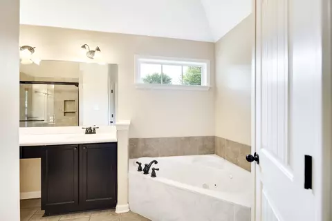 Bath - 379 Shelton Rd, Collierville, TN 38017 photo 2 of 4