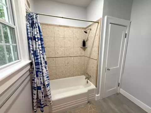 Bath - 323 Crescent Ave, Jackson, TN 38301 photo 2 of 4