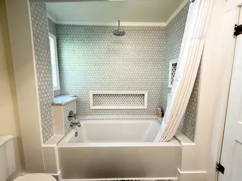 Bath - 323 Crescent Ave, Jackson, TN 38301 photo 4 of 4