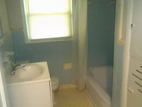 Bath - 253 E Raines Rd, Memphis, TN 38109 photo 1 of 2
