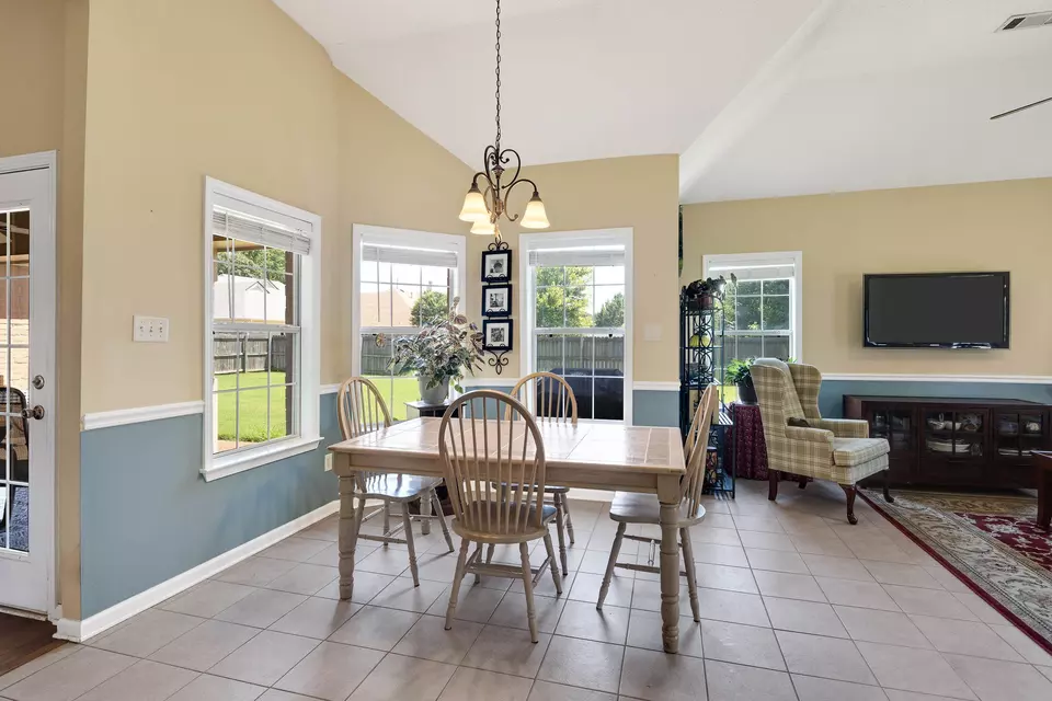 Dining - 402 Lillehammer Cv, Memphis, TN 38018 photo 3 of 3
