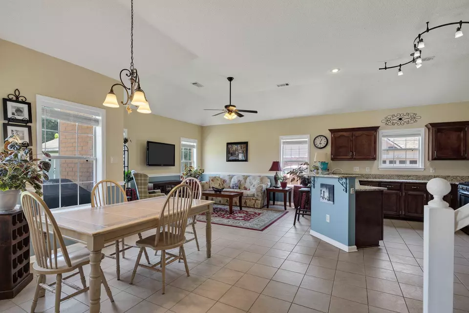 Dining - 402 Lillehammer Cv, Memphis, TN 38018 photo 2 of 3