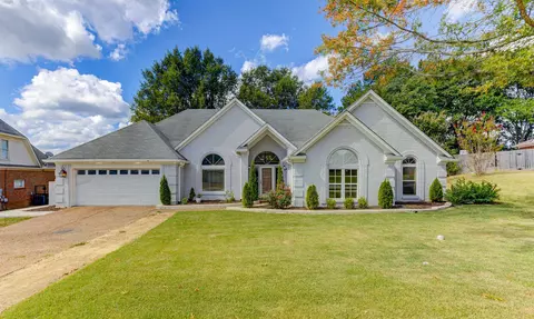 2379 Meadow Ridge Dr, Cordova, TN 38016