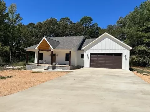 305 Chariot Ln, Savannah, TN 38310