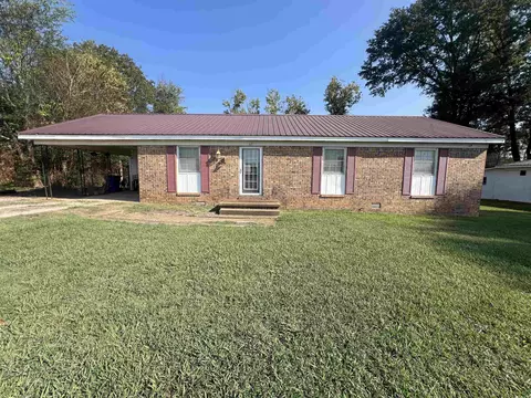 65 Walnut St, Savannah, TN 38372