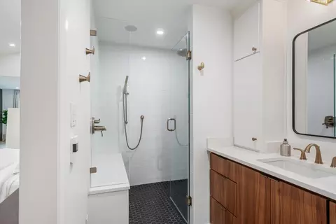 Bath - 19 E Yates Rd S, Memphis, TN 38120 photo 2 of 4