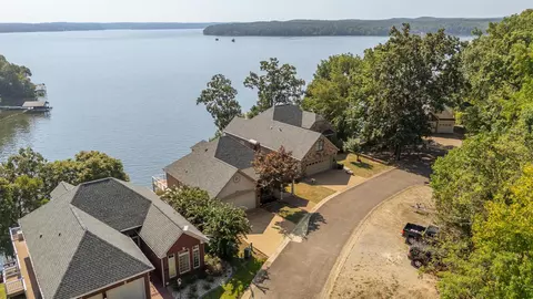 525 Sailboat Pt, Savannah, TN 38372