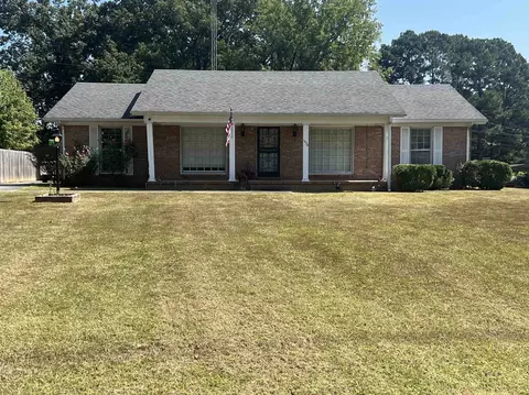 1420 Virginia Dr, Bolivar, TN 38008