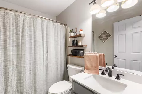 Bath - 7877 Hyman Dr, Bartlett, TN 38133 photo 3 of 3