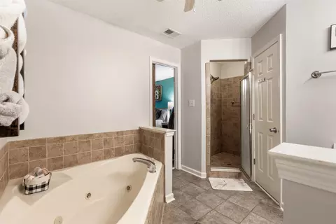 Bath - 7877 Hyman Dr, Bartlett, TN 38133 photo 2 of 3