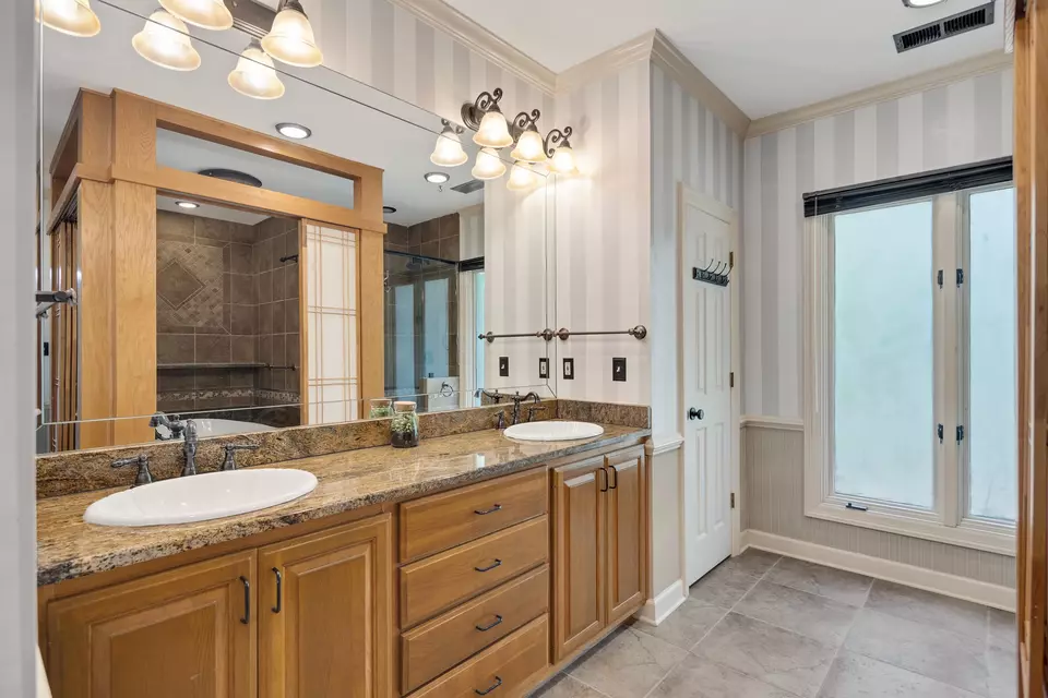 Bath - 10179 Frank Rd, Collierville, TN 38017 photo 4 of 5