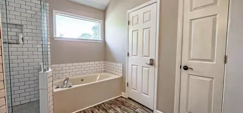 Bath - 1482 Howling Dr, Collierville, TN 38017 photo 2 of 4