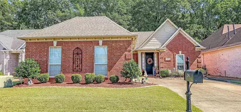 284 Fountain River Dr, Memphis, TN 38120