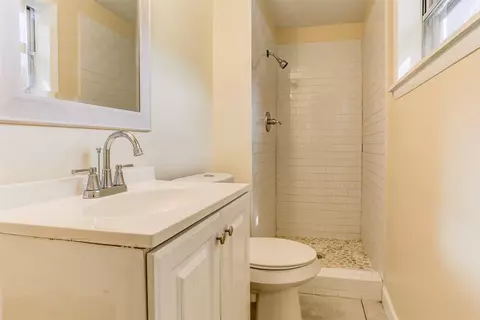 Bath - 5167 Rolling Fields Dr, Memphis, TN 38134 photo 3 of 3