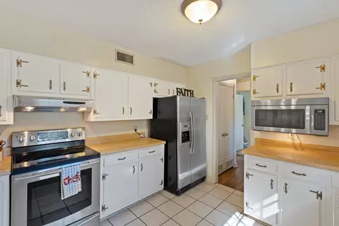 Kitchen - 151 W White Rd W, Collierville, TN 38017 photo 3 of 4