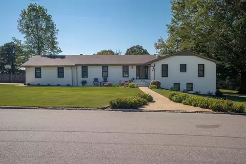 914 Pebble Springs Dr, Bolivar, TN 38008
