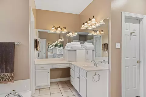 Bath - 1752 Campden Dr, Collierville, TN 38017 photo 3 of 5