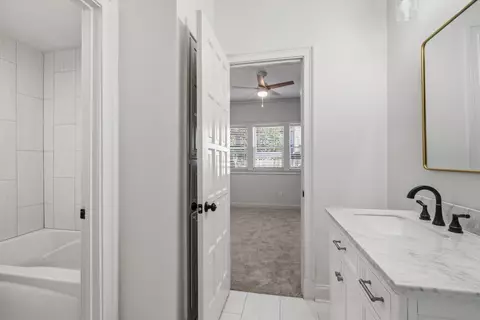 Bath - 159 Perkins Ext, Memphis, TN 38117 photo 4 of 5