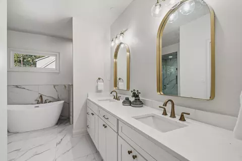 Bath - 159 Perkins Ext, Memphis, TN 38117 photo 2 of 5