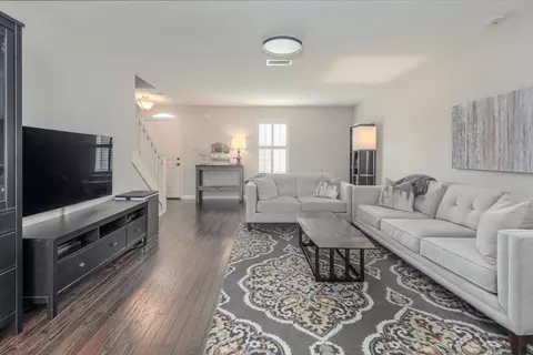 Living - 368 Wolf Run Rd, Collierville, TN 38017 photo 2 of 2