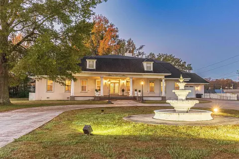401 E Poplar Ave, Selmer, TN 38375