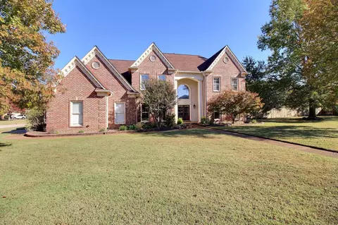 1670 Elk River Dr, Collierville, TN 38017