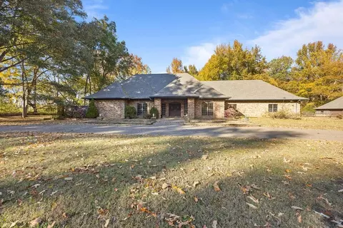 8560 Old Creek Rd, Memphis, TN 38125