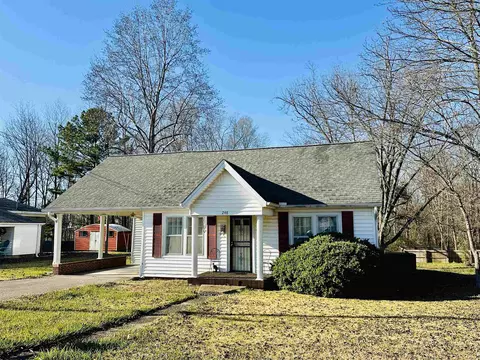 248 Canal St, Selmer, TN 38375