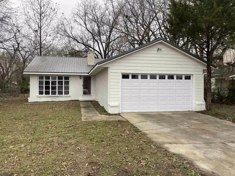 706 W Jackson St, Bolivar, TN 38008
