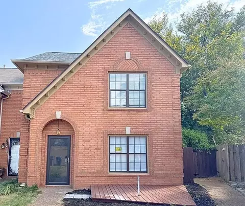 8230 Town N Country Dr, Cordova, TN 38016