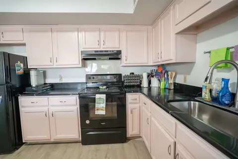 Kitchen - 3589 Covington Pike #513, Memphis, TN 38128 photo 2 of 3