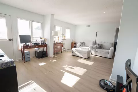 Living - 3589 Covington Pike #513, Memphis, TN 38128 photo 3 of 3