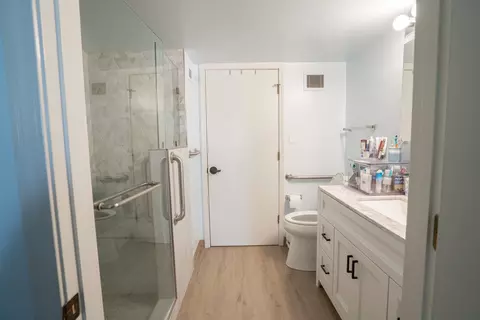 Bath - 3589 Covington Pike #513, Memphis, TN 38128 photo 1 of 4