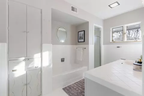 Bath - 123 E Cherry Dr, Memphis, TN 38117 photo 2 of 6