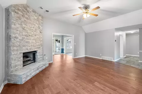 Living - 1147 Junco Cv, Collierville, TN 38017 photo 3 of 5