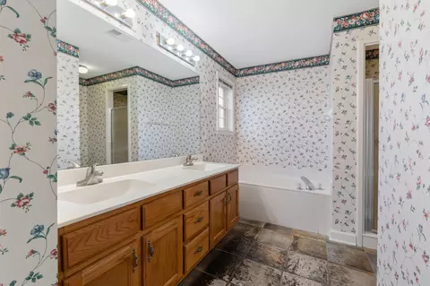 Bath - 1147 Junco Cv, Collierville, TN 38017 photo 1 of 3