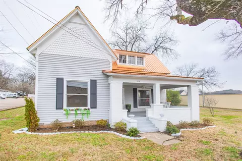 129 Warren Ave, Selmer, TN 38375
