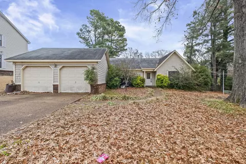 2320 E Lake Oaks Dr, Bartlett, TN 38134